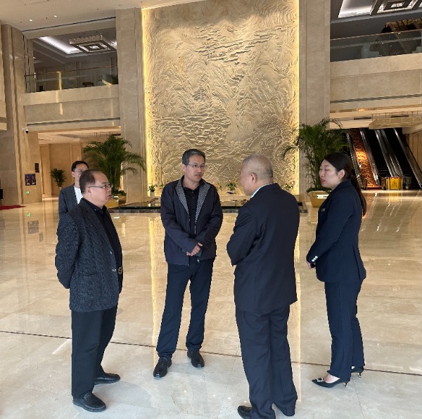 常山集團(tuán)黨委副書記、副董事長、總經(jīng)理?xiàng)钊饎傁群蟾笆仪f柏潤東方酒店和經(jīng)編實(shí)業(yè)督導(dǎo)調(diào)研