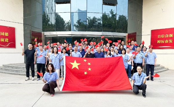 常山集團(tuán)所屬經(jīng)編實(shí)業(yè)公司開(kāi)展“我與國(guó)旗合個(gè)影 滿含深情送祝?！敝黝}活動(dòng)